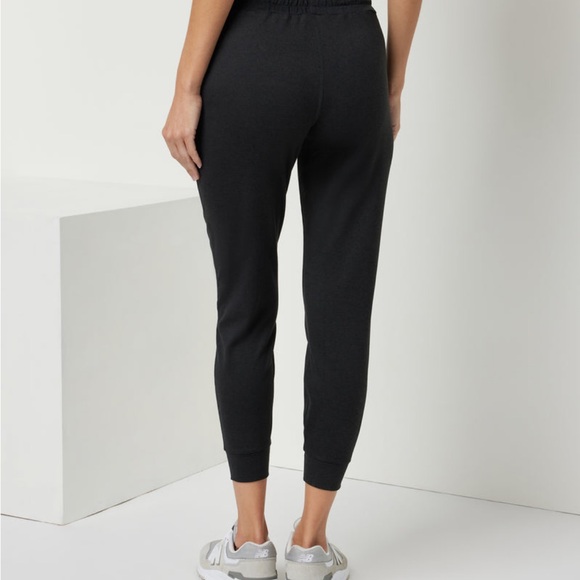 Vuori Women’s Performance Jogger Black Heather - Picture 4 of 8